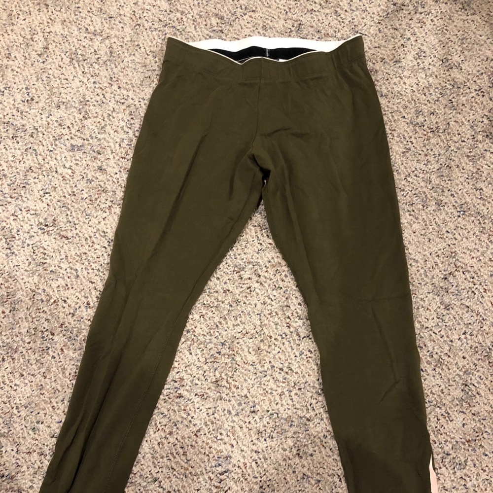 Cloth Nike leggings with pink Nike detail on leg